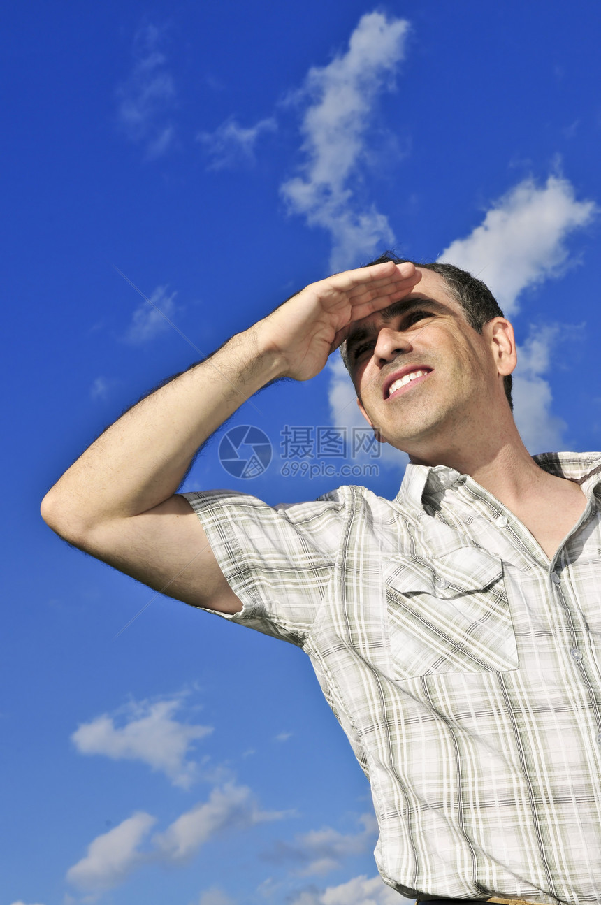 快乐的男人 寻找距离微笑晴天成人天空棕榈太阳手势幸福喜悦蓝色图片