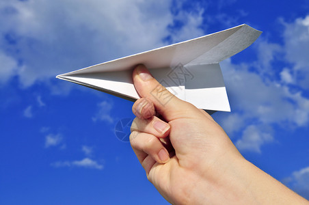 手持纸制飞机飞行发射玩具折叠投掷蓝色航班天空孩子们背景图片