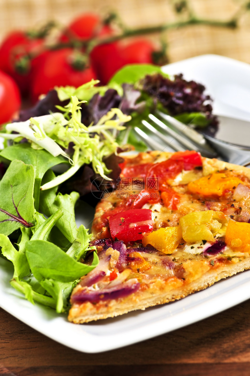 配沙拉的蔬菜比萨餐厅午餐脆皮美食食物胡椒烤箱服务青菜木头图片