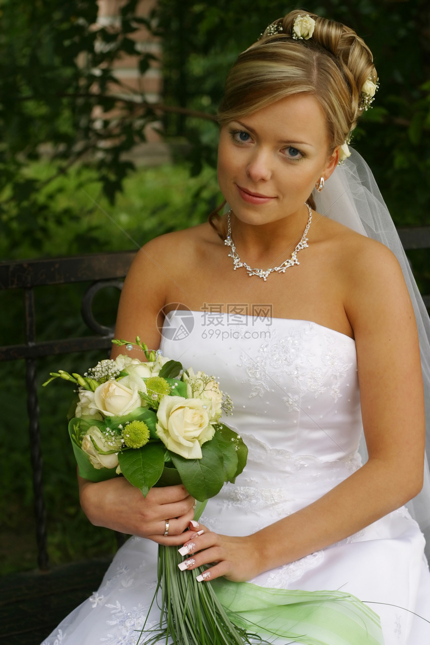 美丽的新娘钻石婚礼已婚项链选手女孩眼睛面纱微笑花束图片