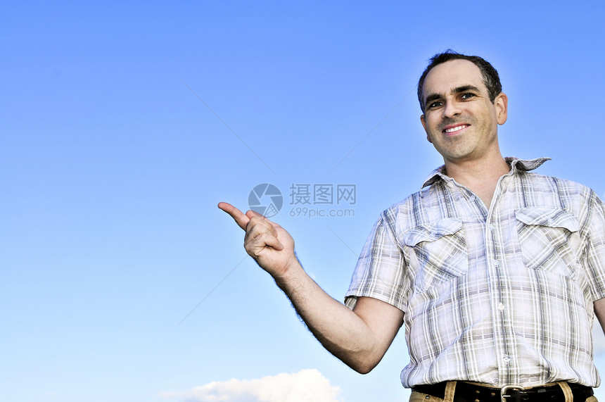快乐的男子探险男性叹息手势展示手指蓝色幸福棕榈成人微笑图片