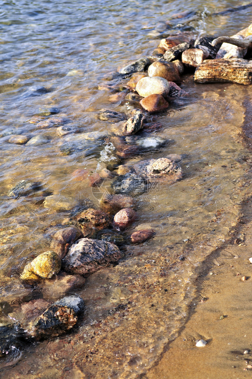 水中的岩石湖泊海岸海岸线湖岸波浪鹅卵石海洋海滩支撑公园图片