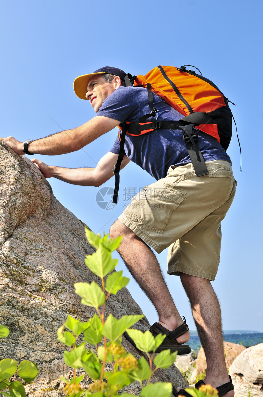 人攀登运动登山者娱乐男性背包远足首脑成人岩石远足者图片