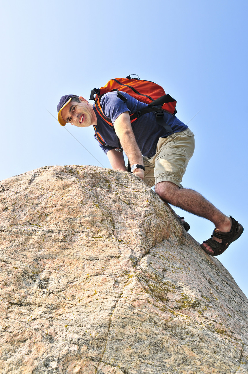 人攀登成人冒险远足成就背包娱乐活动登山者岩石首脑图片