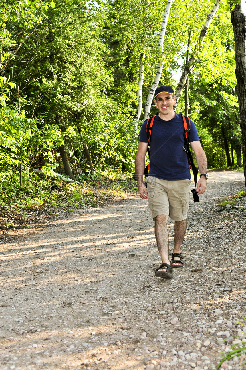 人走在森林的足迹上活动远足背包荒野娱乐踪迹男性公园远足者农村图片