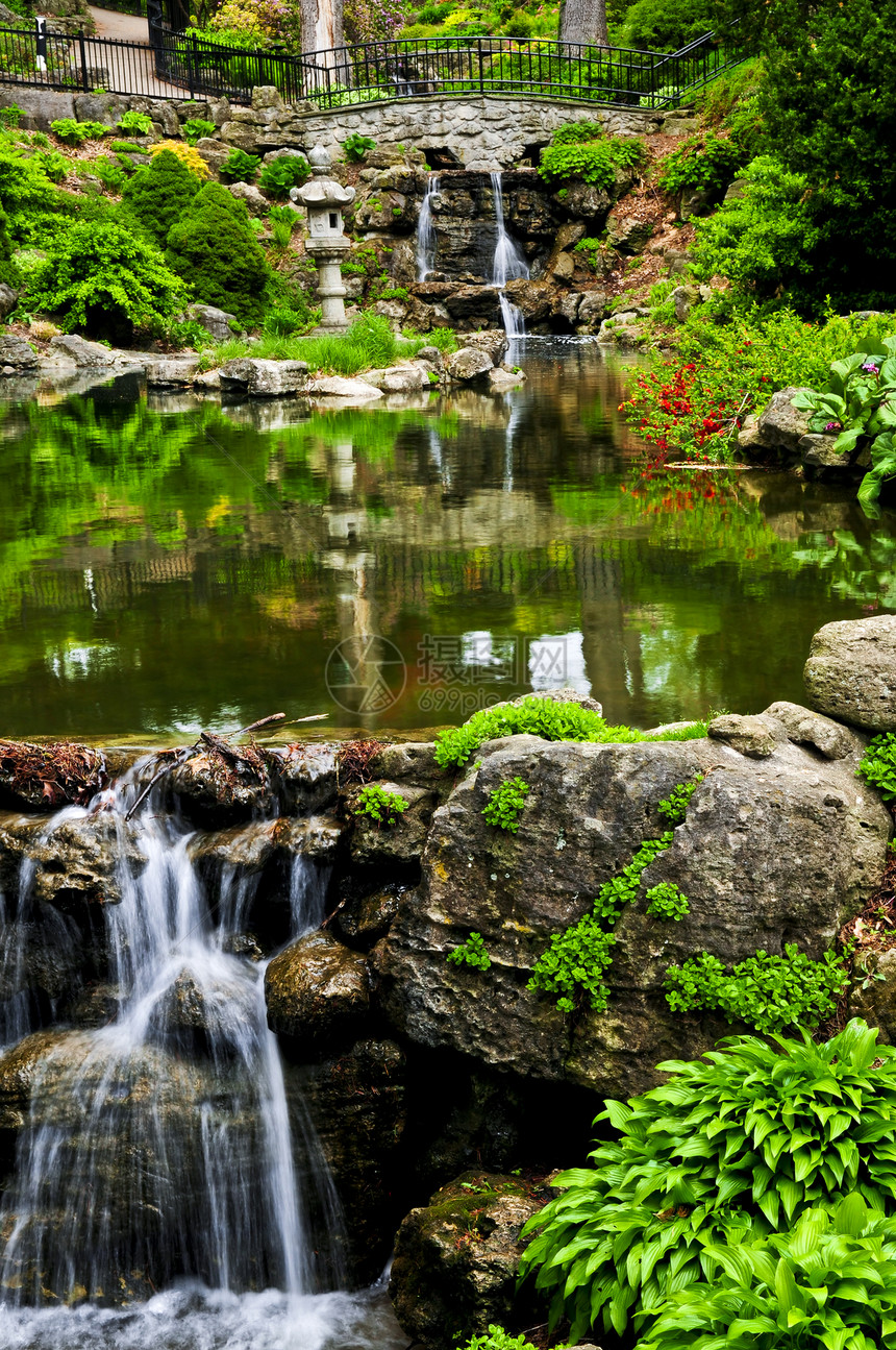 连带瀑布和池塘植物绿化反射反思天桥公园风景园林行人花园图片