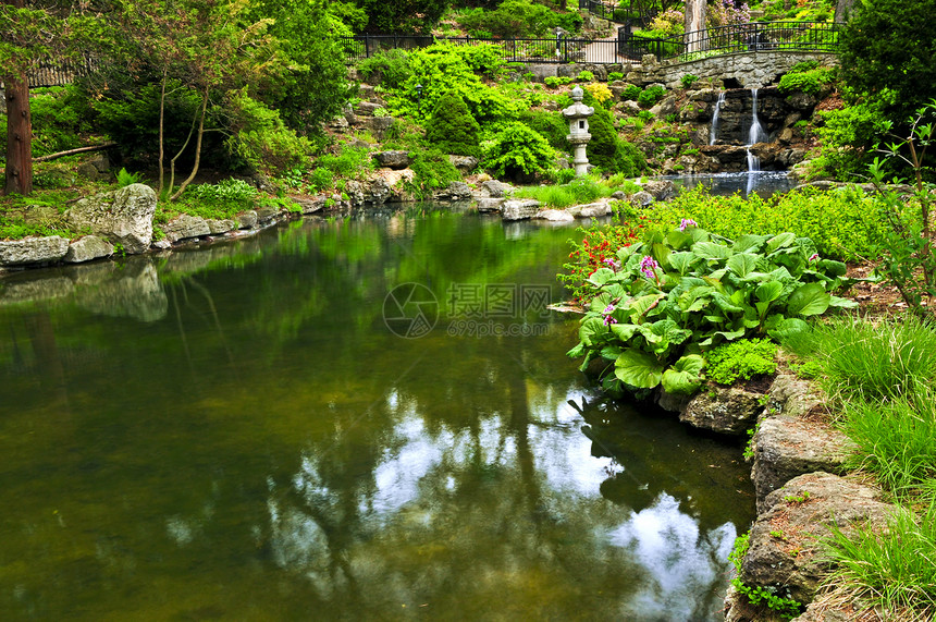 连带瀑布和池塘天桥花园美化石头园艺植物岩石风景公园绿化图片