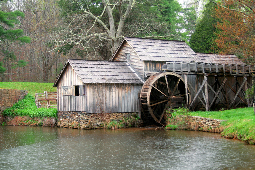 春季风景树木历史水车山脉蓝色栅栏建筑池塘季节性访问图片
