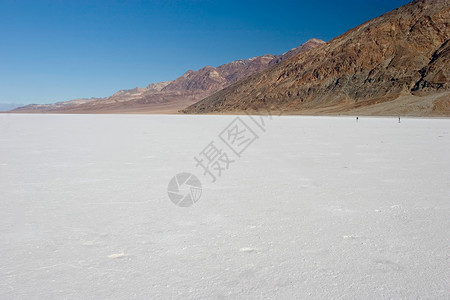 坏水全景天空盐水海拔盆地石头白色荒野恶水红色背景图片