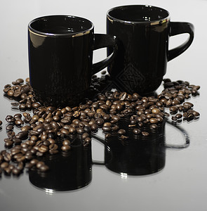 咖啡豆和杯杯子反射品味背景图片