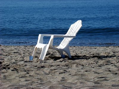 太平洋海滩椅椅子假期海洋孤独塑料蓝色海岸高清图片