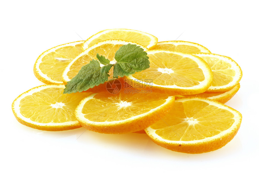 橙色的切片 用柠檬薄荷装饰图片