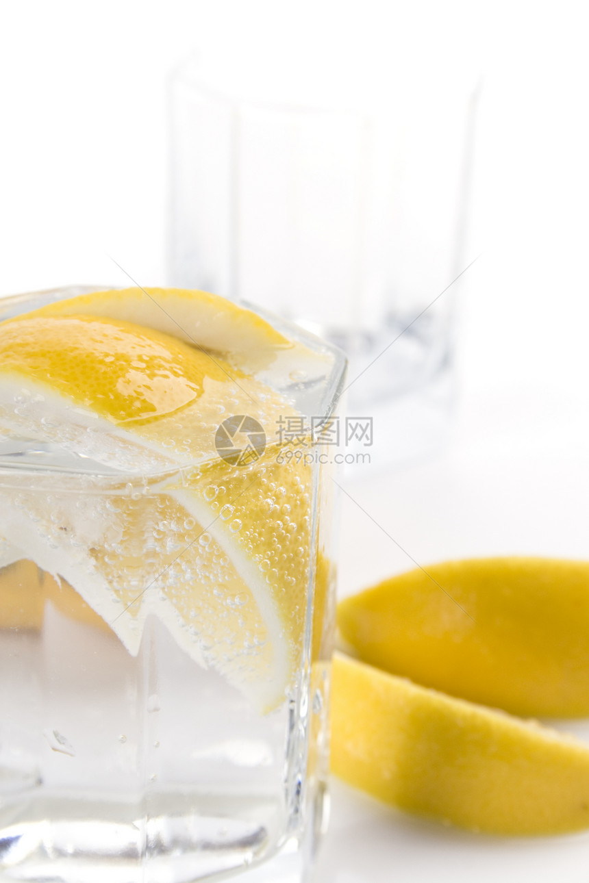 苏汽水和柠檬片白色玻璃气泡飞溅口渴精神饮料苏打冻结黄色图片