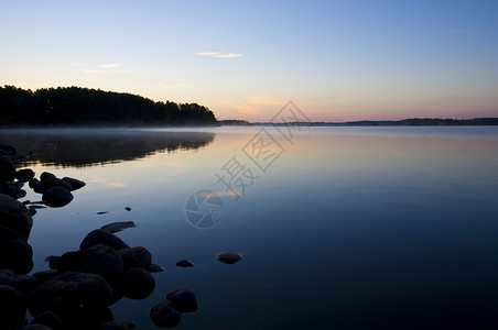 蓝雾湖黎明图片