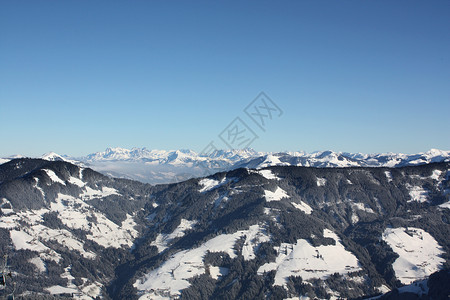 冬季草地蒂罗醇时间大山蓝色单根高清图片