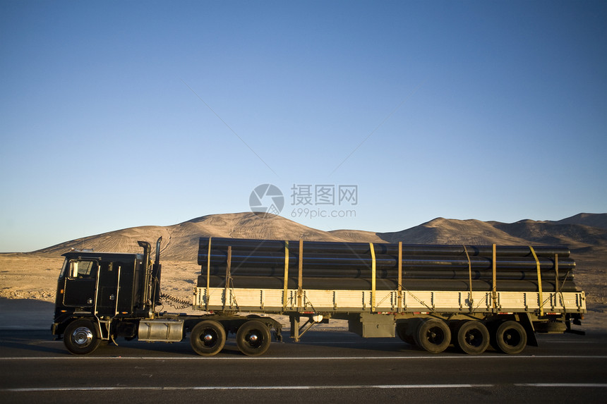 阿塔卡马沙漠蓝色卡车石头沙漠运输天空货车图片