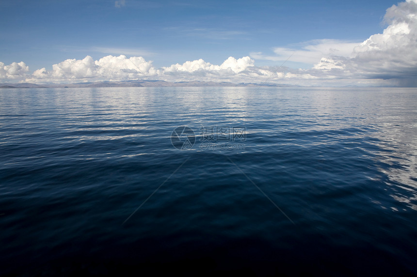 赤道湖水景海洋蓝色天空图片