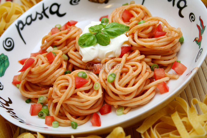 意大利面午餐洋葱面条食物图片