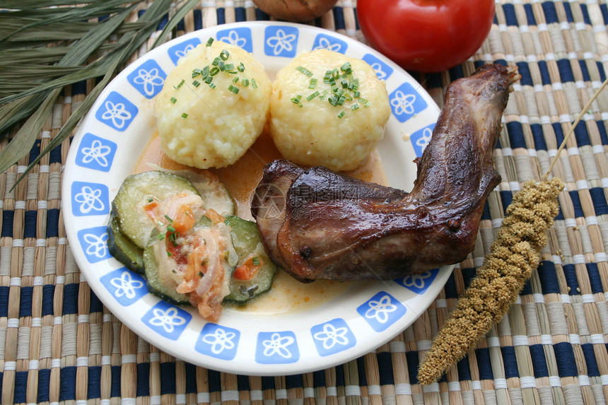 新鲜鲜饭土豆午餐兔子兔肉图片
