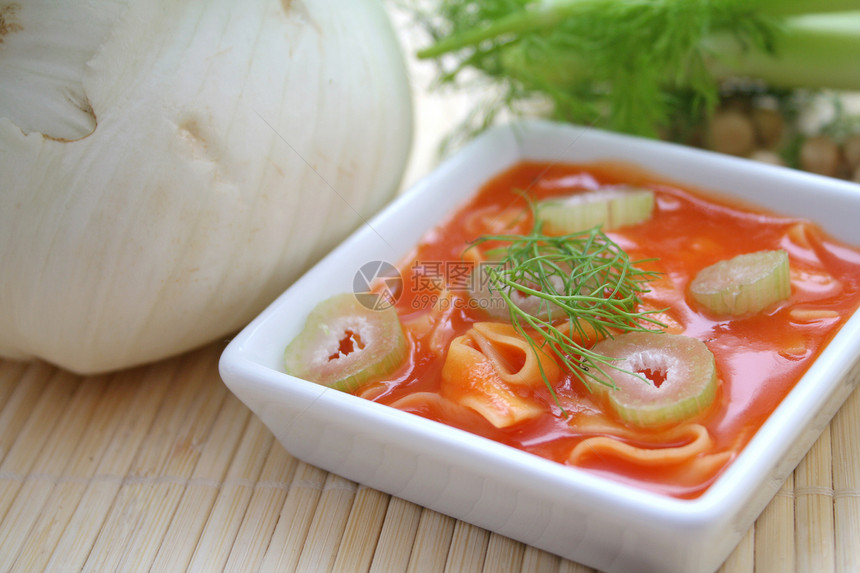 新鲜汤午餐面条茴香蔬菜食物维生素图片