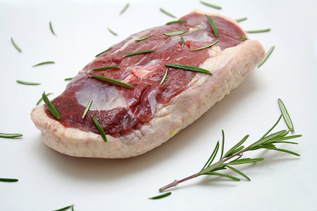 新鲜肉食物迷迭香鸭肉背景图片