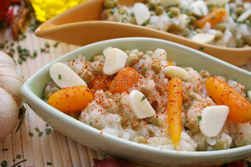 大米和蔬菜沙拉食物午餐米饭自助餐萝卜图片