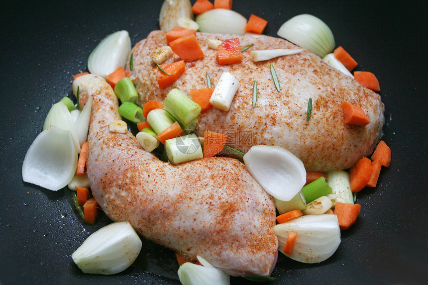 新鲜肉迷迭香蔬菜洋葱萝卜鸭子食物烹饪鸡肉图片