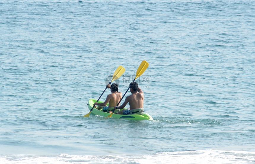 凯亚克语Name团队危险激流追求男性运动员海洋平衡皮艇闲暇图片