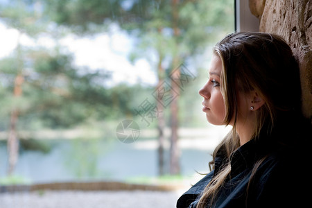 女孩的轮光绿色女士成人窗户森林反射木头背景图片