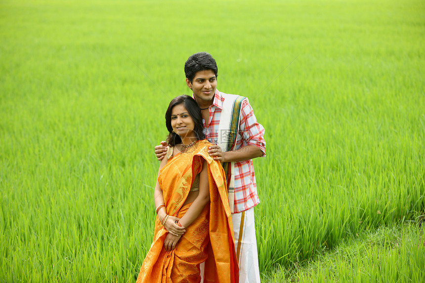夫妻在稻田里站着丝绸食物成年人女士丈夫服装青年衬衫文化金子图片