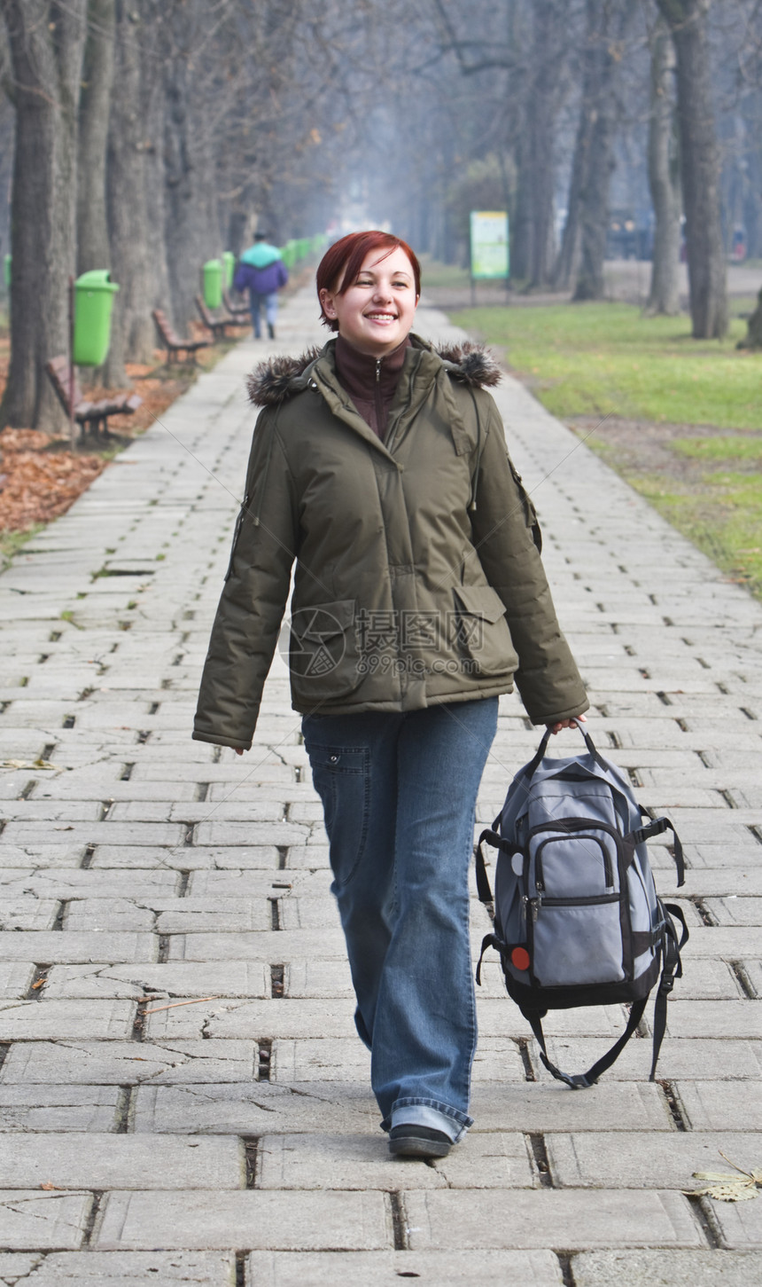 在秋天公园散步路面公园牛仔裤女士女性街道进步女性化女孩青少年图片