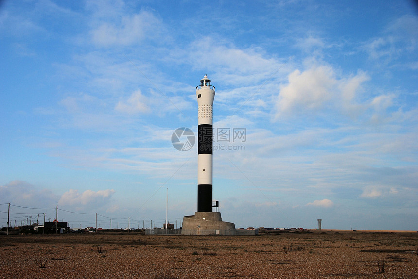 灯塔天空黑色建筑白色垃圾天气海滩卵石图片