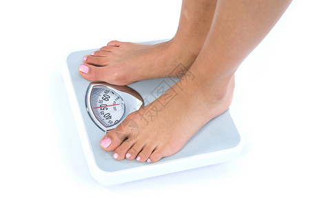 女性双腿和秤营养女孩肥胖重量损失白色运动平衡背景图片