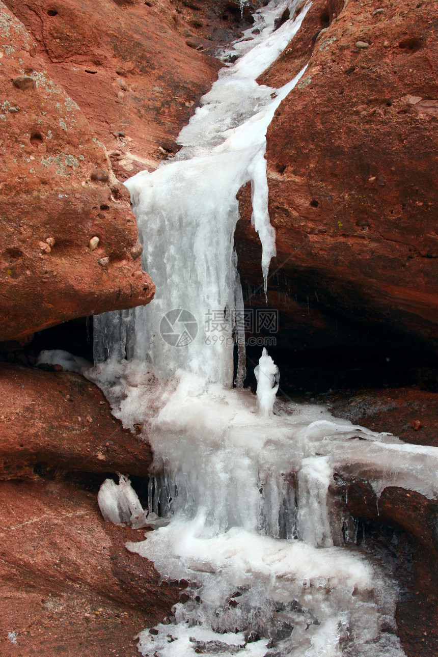 冰瀑山脉冷冻冰柱冻结溪流花岗岩图片