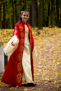 黔灵公园秋天森林中的淑女衣服角色裙子头发戏服扮演树林手势故事树叶背景