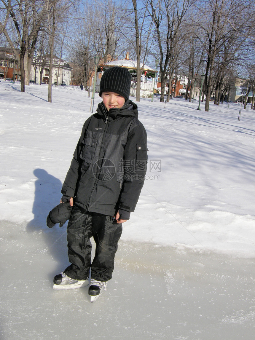 在公园里溜冰青年外套孩子溜冰场衣服手套城市微笑男生图片