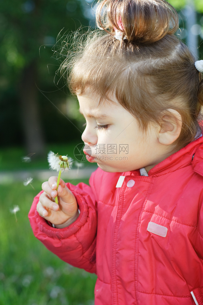 穿红色夹克的小女孩和花朵图片