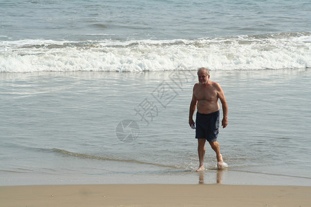 男性波浪白色游泳游客男人孤独蓝色海滩海洋假期背景图片