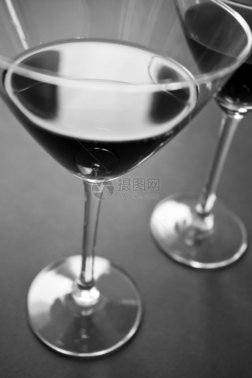 鸡尾玻璃杯玻璃白色反射饮料液体服务白酒派对酒吧宏观图片