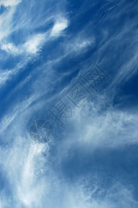 深蓝天空白色清扫天空背景图片