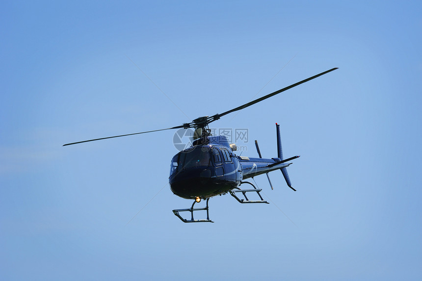 直升机着陆空运天线蓝天天空菜刀土地航空飞行运输飞机图片