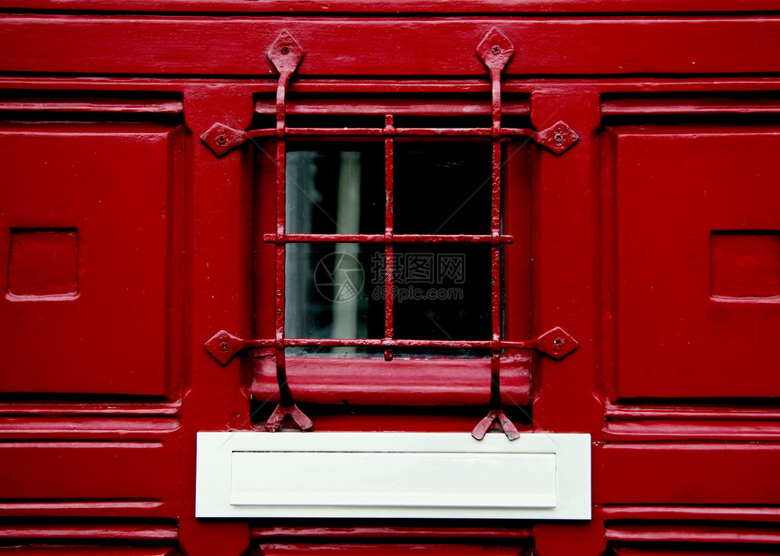 红色门中的窗口图片