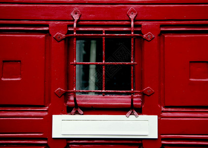 红色门中的窗口背景图片