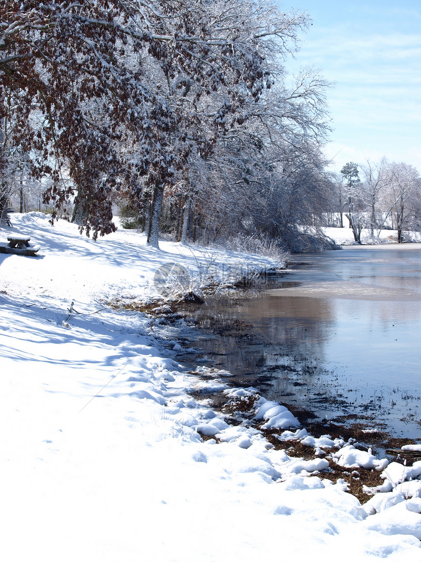 冬天的湖白色天空天气季节池塘季节性图片
