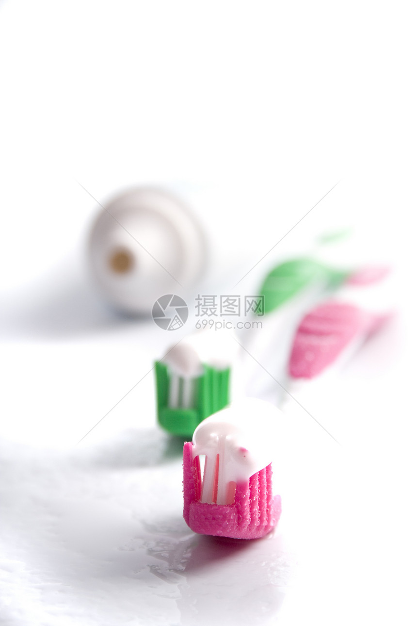 牙膏和牙刷管子卫生产品治疗美丽绿色茶点白色牙医牙齿图片