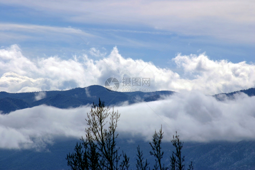 山云顶峰山脉森林岩石天气蓝色树木天空图片