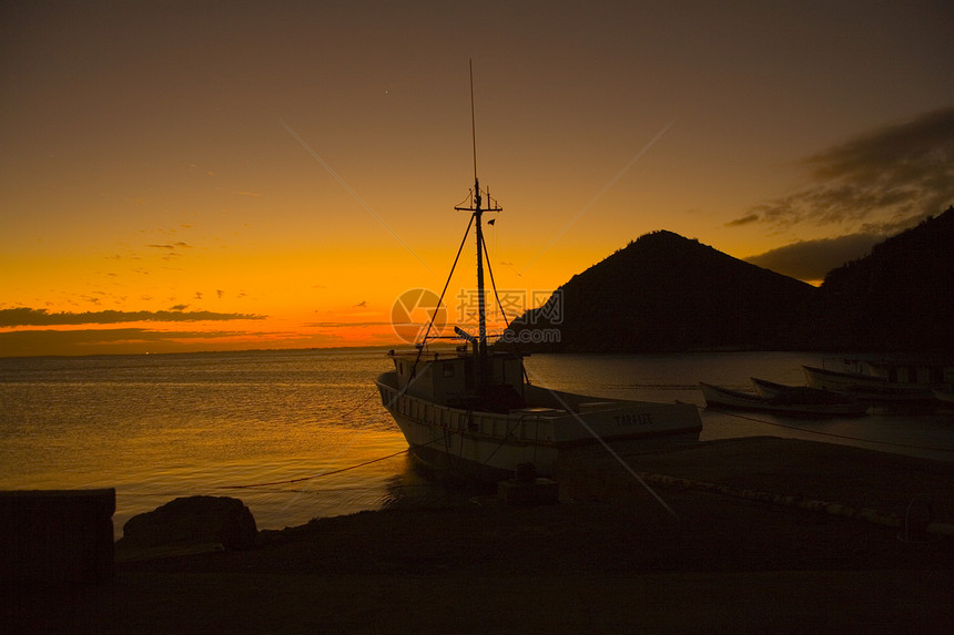委内瑞拉玛格丽塔岛日落波浪支撑天空阳光码头太阳气候游艇反射橙子图片