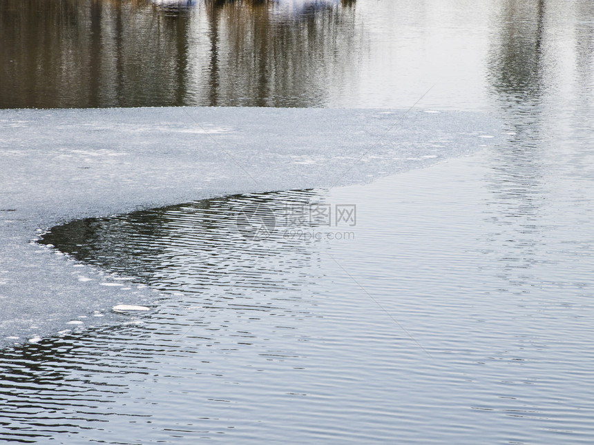 带冰的水池塘溪流蓝色天空反射图片