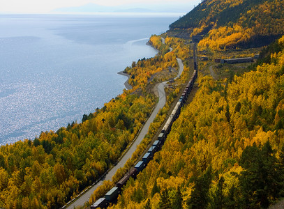 秋天火车Baikal湖的铁路背景