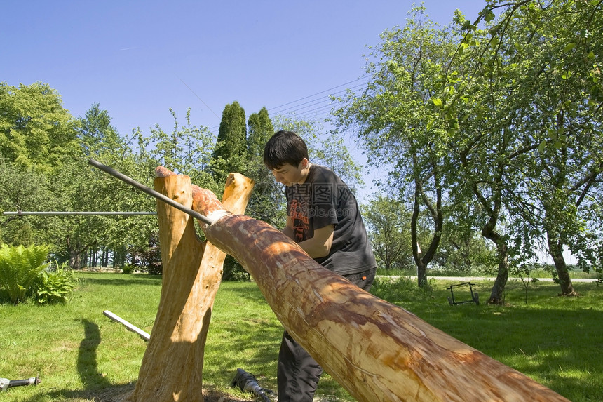 青年加入者斧头工作木头就业男人配件乐趣情绪平衡花园图片